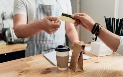 Korištenje kreditne kartice za kupovinu robe ili usluga uz naknadu na kraju mjeseca